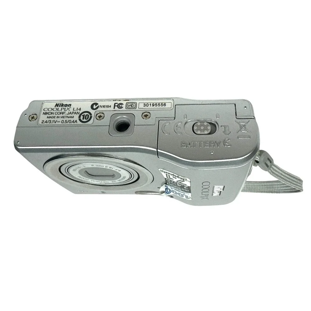 Nikon Coolpix L14 Digital Camera 7.1 MP LCD 3x Zoom Silver Untested 2.4